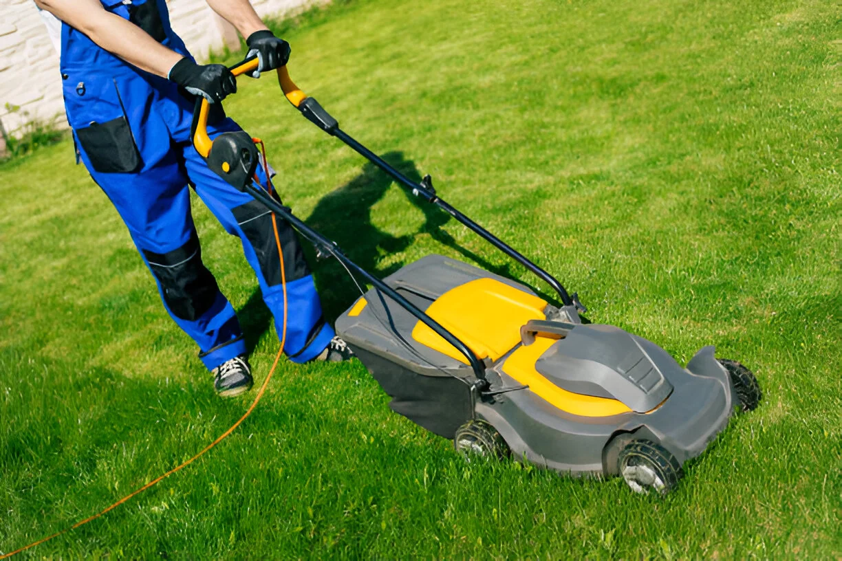 Commercial HOA Mowing and Maintenance